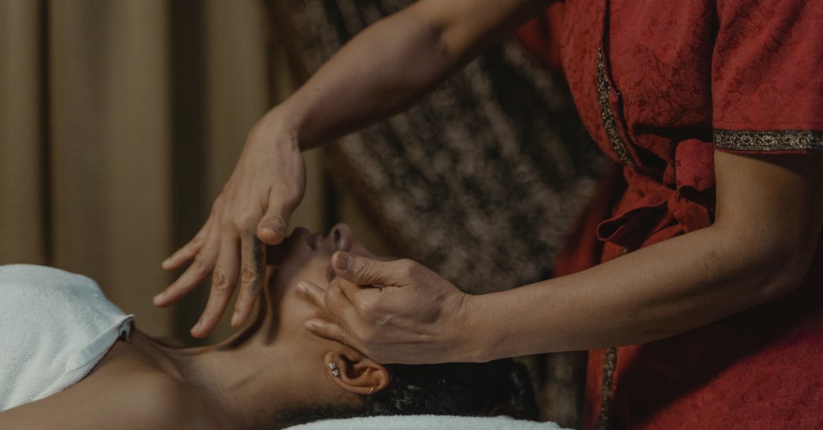 découvrez l'acupression, une technique thérapeutique ancestrale qui utilise des points de pression sur le corps pour soulager stress, douleurs et tensions. explorez ses bienfaits pour votre santé et bien-être.
