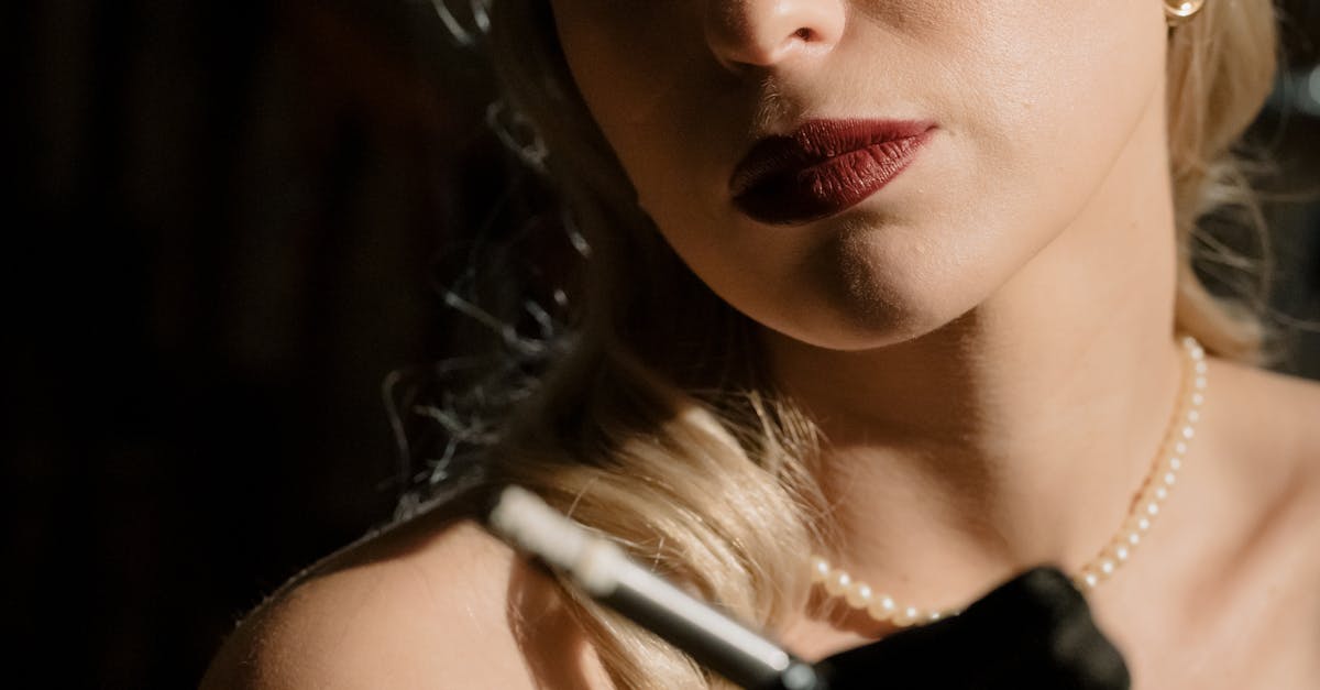 découvrez l'univers fascinant de la femme fatale, un archétype séduisant et mystérieux qui incarne la séduction et le pouvoir. plongez dans les intrigues captivantes et les récits où elles utilisent leur charme pour influencer, manipuler et captiver. explorez les nuances de ce personnage incontournable dans la littérature, le cinéma et l'art.