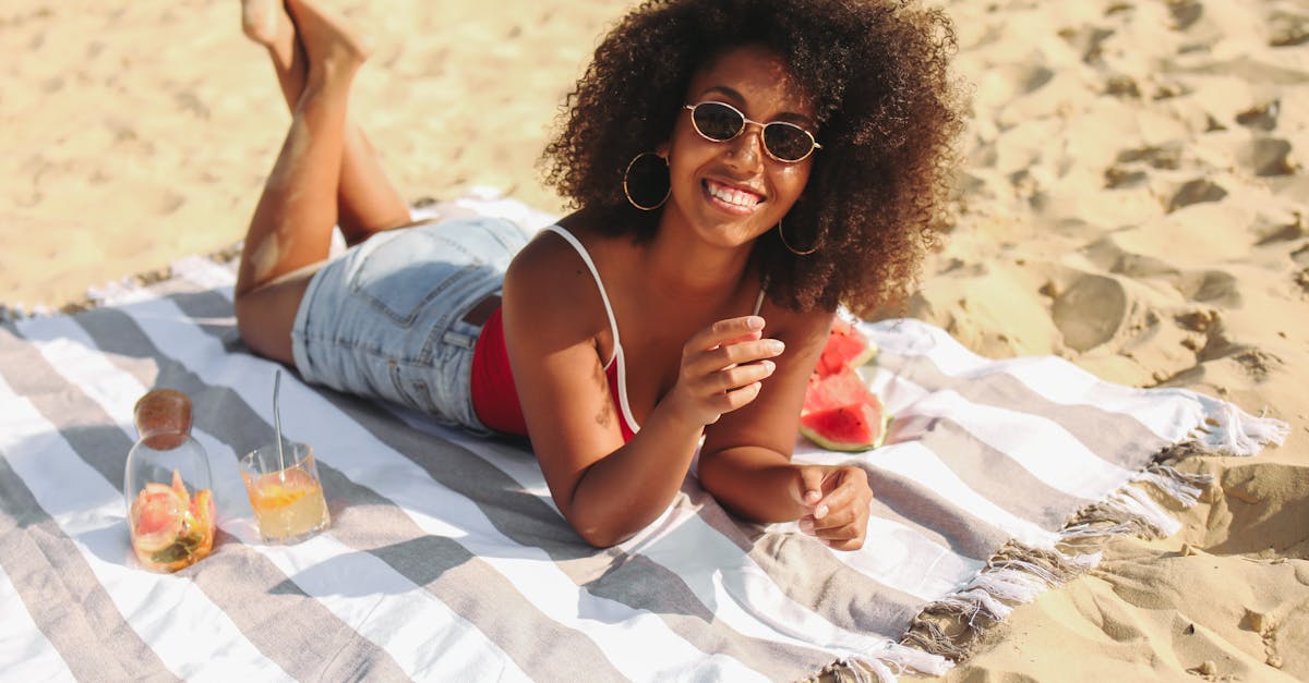 découvrez notre collection de serviettes de plage élégantes et absorbantes, parfaites pour vos journées au soleil. fabriquées avec des matériaux de qualité, elles sont idéales pour se sécher après une baignade ou pour se prélasser sur le sable. disponibles dans divers motifs et couleurs, apportez du style à vos sorties à la plage cet été !