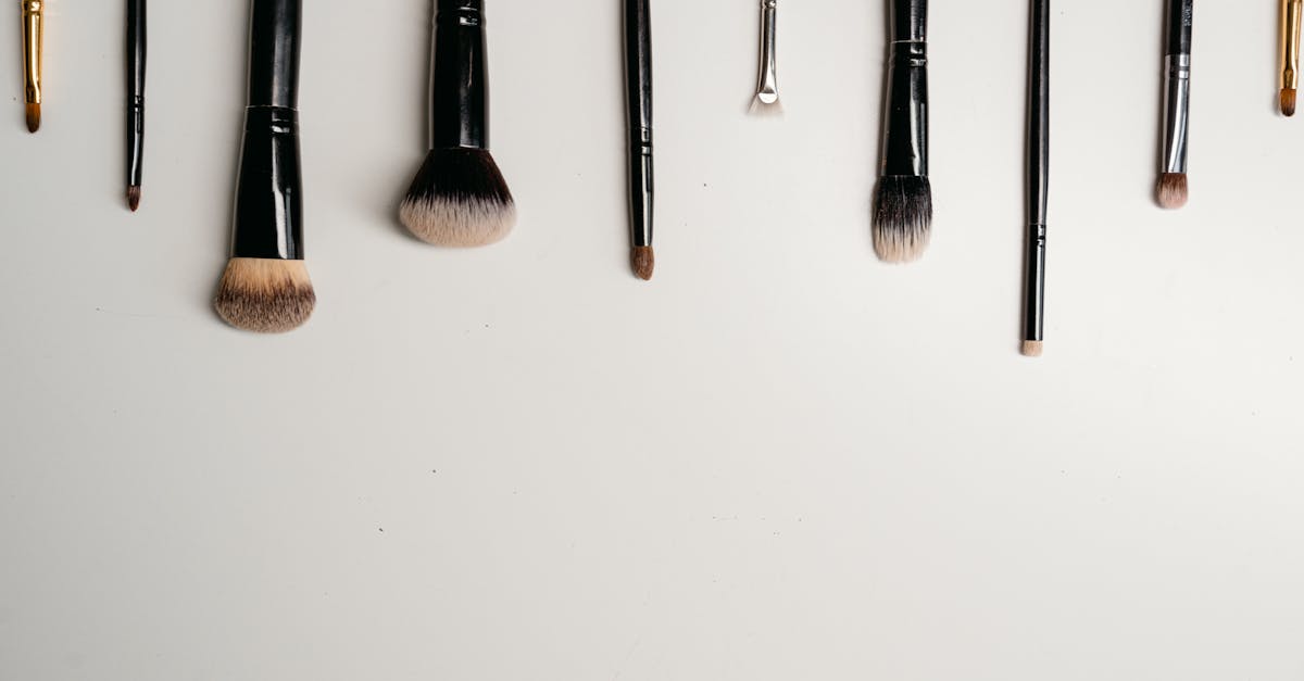 découvrez des astuces et des conseils pour organiser vos produits de maquillage de manière élégante et pratique. apprenez à créer un espace de beauté bien rangé qui facilite votre routine quotidienne.