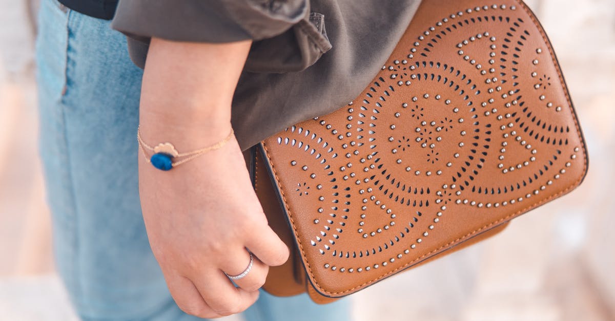 découvrez notre sélection d’accessoires tendance pour compléter votre style : bijoux, sacs, chapeaux, ceintures et plus encore. trouvez l’accessoire parfait pour chaque occasion.